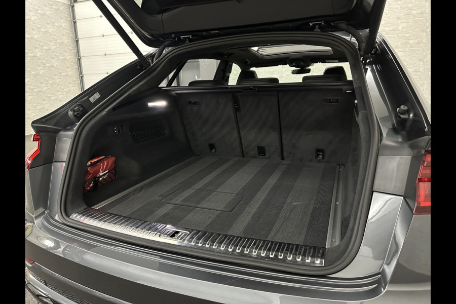 Audi Q8 60 462pk Competition S-Line | 11-2022 | RS Leder | Carbon | Softclose | 360 Camera | ACC | Panorama | Luchtvering | Nachtzicht Cam | Headup | LED-Matrix | Trekhaak | Lane & Side Assist | Led Sfeerverlichting | Keyless-Entry | | Black-Optic | Rijklaar incl. Bovag Garantie.