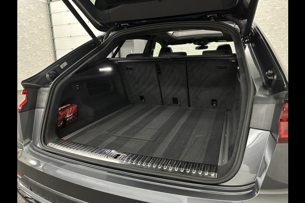 Audi Q8 60 462pk Competition S-Line | 11-2022 | RS Leder | Carbon | Softclose | 360 Camera | ACC | Panorama | Luchtvering | Nachtzicht Cam | Headup | LED-Matrix | Trekhaak | Lane & Side Assist | Led Sfeerverlichting | Keyless-Entry | | Black-Optic | Rijklaar incl. Bovag Garantie.