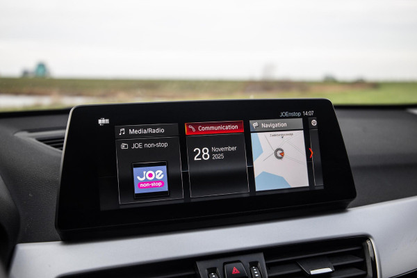 BMW X1 xDrive25e Executive CAMERA / CARPLAY / HEAD UP DISPLAY / LEDER / LED / CRUISE CONTROLE / STOELVERWARMING