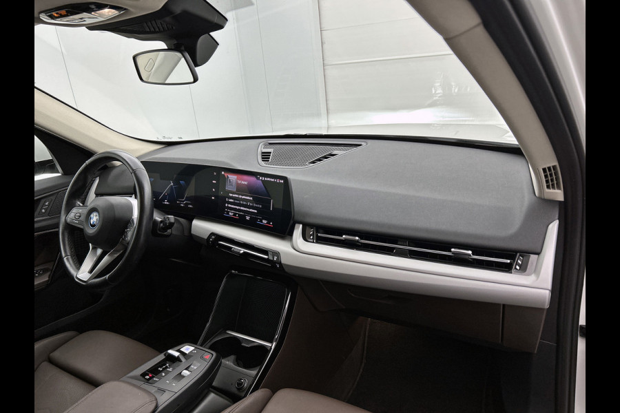 BMW iX1 XDrive30 Launch Edition 67 kWh(NL-auto, 1e Eig, Dealer OnderH, Navi, Leder, Climate Con, Etc)