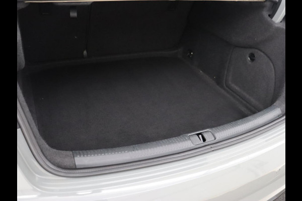 Audi A3 35 TFSI Advance Sport | Stoelverwarming | Carplay | Virtual Cockpit | Half leder | Sportstoelen | Full LED | 18'' | Climate control | Parkeerhulp | Bluetooth | Cruise control | Getint glas | S Line