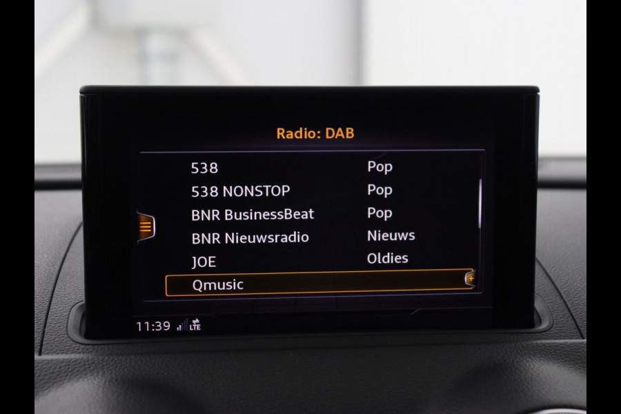 Audi A3 35 TFSI Advance Sport | Stoelverwarming | Carplay | Virtual Cockpit | Half leder | Sportstoelen | Full LED | 18'' | Climate control | Parkeerhulp | Bluetooth | Cruise control | Getint glas | S Line