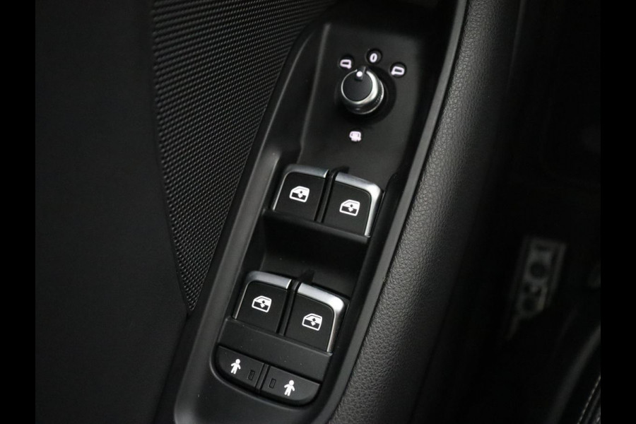 Audi A3 35 TFSI Advance Sport | Stoelverwarming | Carplay | Virtual Cockpit | Half leder | Sportstoelen | Full LED | 18'' | Climate control | Parkeerhulp | Bluetooth | Cruise control | Getint glas | S Line