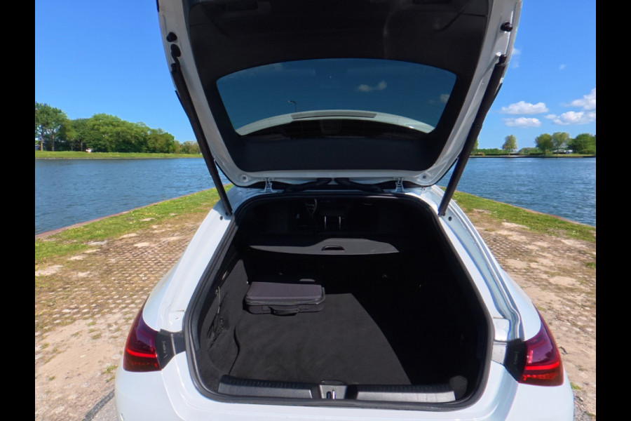 Mercedes-Benz CLA-Klasse Shooting Brake 250 e AMG Line Panorama-dak/ led verlichting / Burmester / Ambient verlichting