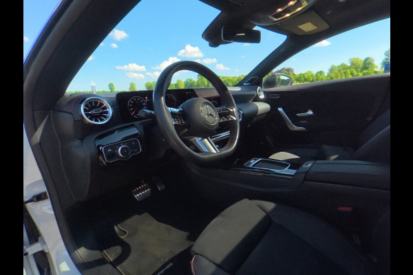 Mercedes-Benz CLA-Klasse Shooting Brake 250 e AMG Line Panorama-dak/ led verlichting / Burmester / Ambient verlichting