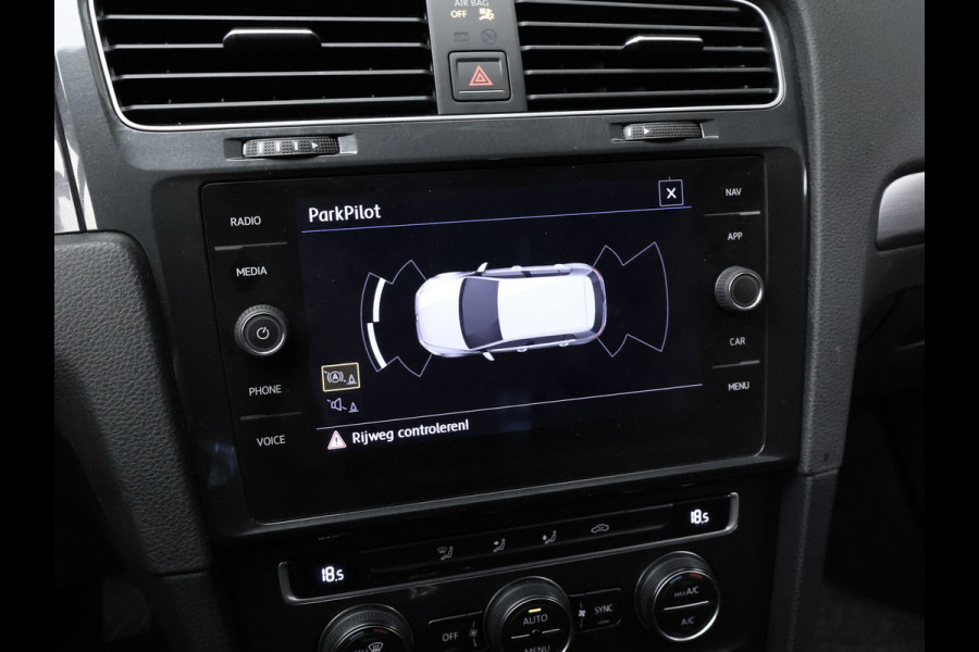 Volkswagen Golf 1.0 TSI Comfortline Sport (APPLE CARPLAY,GROOT NAVI,PDC,CLIMATE,ADAPTIVE CRUISE,GETINT,LED,SPORTSTOELEN,LM VELGEN)