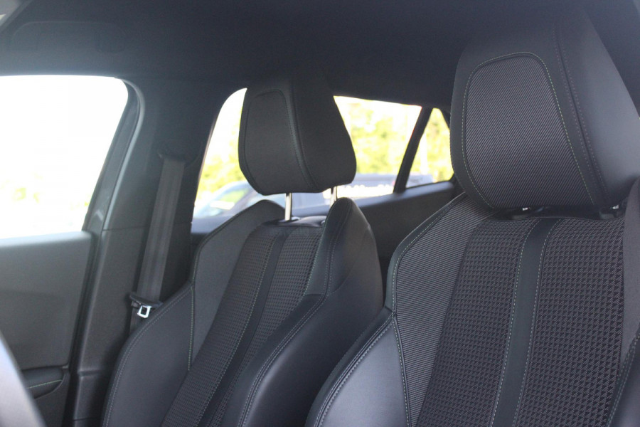Peugeot 2008 1.2 130PK GT | NAVIGATIE 10" TOUCHSCREEN | APPLE CARPLAY/ANDROID AUTO | CRUISE CONTROL | ACHTERUITRIJ CAMERA | DODEHOEK BEWAKING | FULL LED KOPLAMPEN | 3-D INSTRUMENTENPANEEL | DAB+ RADIO | LICHTMETALEN VELGEN 17" |