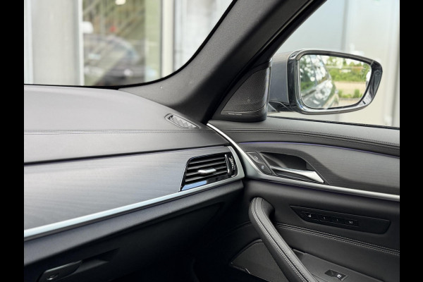 BMW 5 Serie Touring 530e xDrive High Ex. Shadow|Pano|H/K|Nappa|Ventilatie|Massage|ACC|HUD|Laser|Alvitgrau