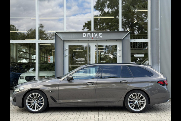 BMW 5 Serie Touring 530e xDrive High Ex. Shadow|Pano|H/K|Nappa|Ventilatie|Massage|ACC|HUD|Laser|Alvitgrau