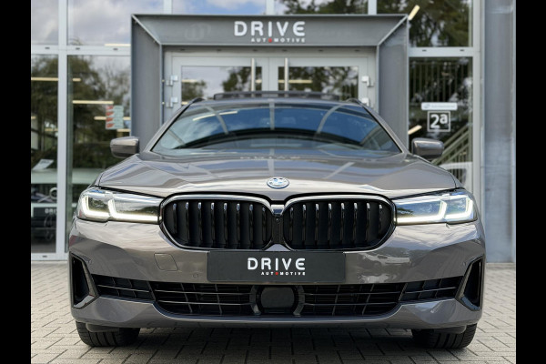 BMW 5 Serie Touring 530e xDrive High Ex. Shadow|Pano|H/K|Nappa|Ventilatie|Massage|ACC|HUD|Laser|Alvitgrau