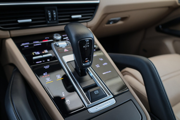 Porsche Cayenne 3.0 E-Hybrid Platinum Edition | PANO | 22 INCH | BOSE | 360 | MEMORY | LUCHTVERING | SPORT CRHONO | KEYLESS |