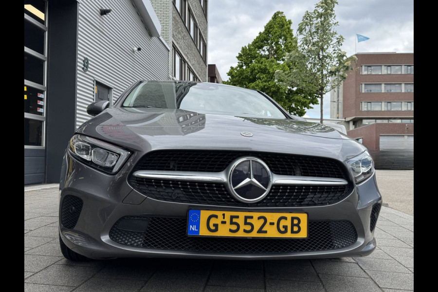 Mercedes-Benz A-Klasse 180 Business Solution - Navigatie / Apple CarPlay I Sport interieur I PDC I LED I 85.000 KM - Dealer ond.