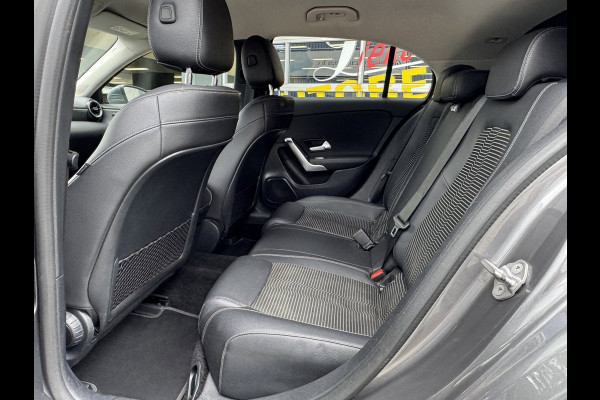 Mercedes-Benz A-Klasse 180 Business Solution - Navigatie / Apple CarPlay I Sport interieur I PDC I LED I 85.000 KM - Dealer ond.