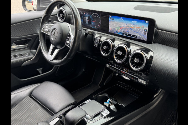 Mercedes-Benz A-Klasse 180 Business Solution - Navigatie / Apple CarPlay I Sport interieur I PDC I LED I 85.000 KM - Dealer ond.