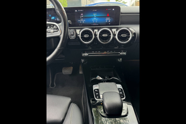 Mercedes-Benz A-Klasse 180 Business Solution - Navigatie / Apple CarPlay I Sport interieur I PDC I LED I 85.000 KM - Dealer ond.