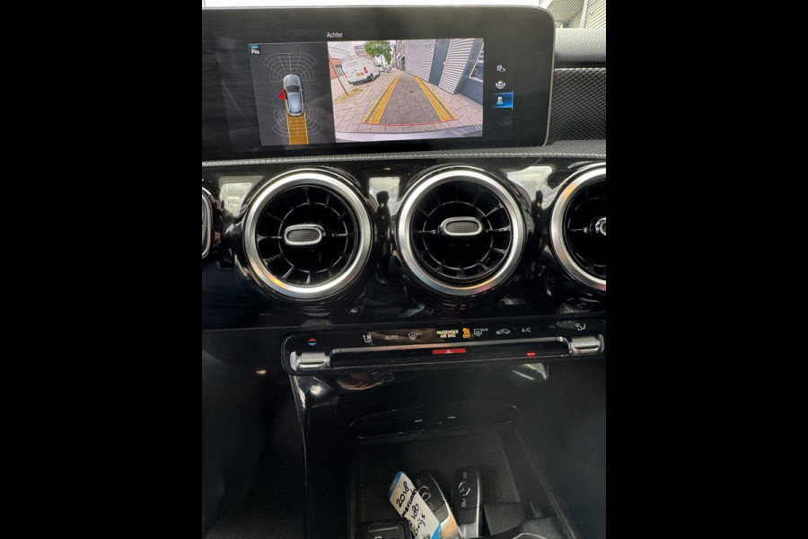 Mercedes-Benz A-Klasse 180 Business Solution - Navigatie / Apple CarPlay I Sport interieur I PDC I LED I 85.000 KM - Dealer ond.