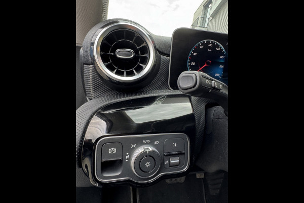 Mercedes-Benz A-Klasse 180 Business Solution - Navigatie / Apple CarPlay I Sport interieur I PDC I LED I 85.000 KM - Dealer ond.