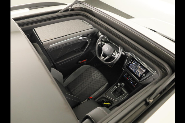 Volkswagen Tiguan 1.5 TSI R-Line Business | Panoramadak | Camera | Black Style | Stoelverwarming | Navigatie |