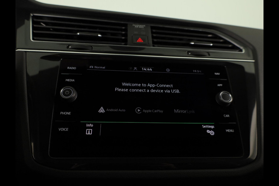 Volkswagen Tiguan 1.5 TSI R-Line Business | Panoramadak | Camera | Black Style | Stoelverwarming | Navigatie |