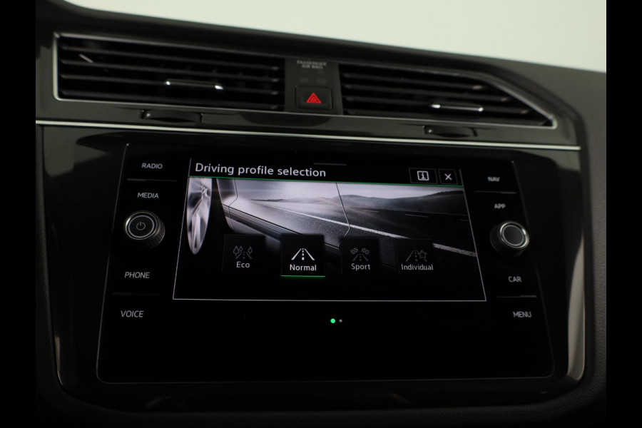 Volkswagen Tiguan 1.5 TSI R-Line Business | Panoramadak | Camera | Black Style | Stoelverwarming | Navigatie |