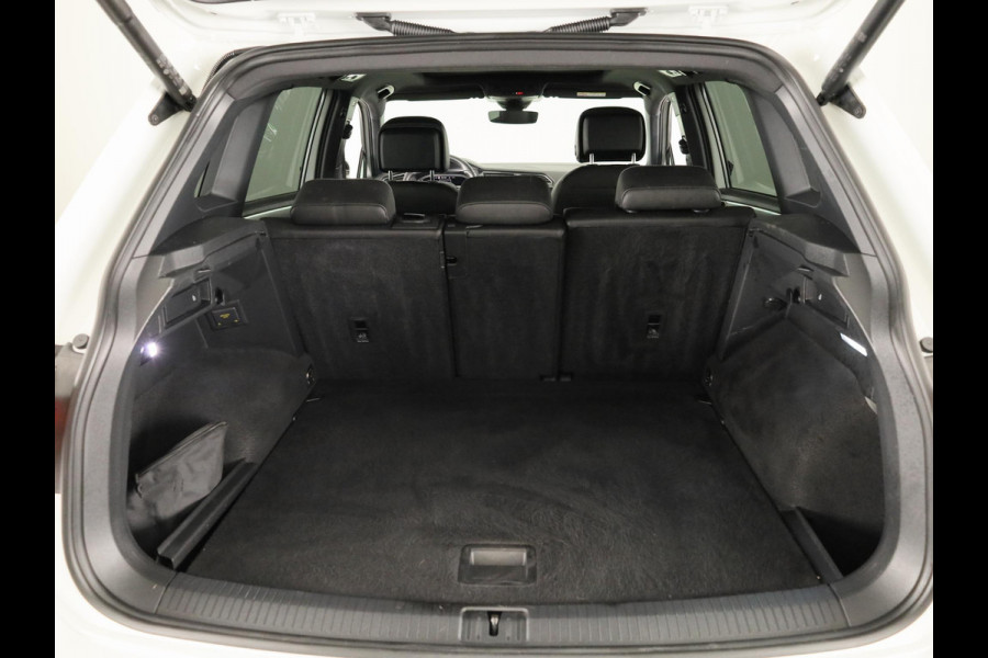 Volkswagen Tiguan 1.5 TSI R-Line Business | Panoramadak | Camera | Black Style | Stoelverwarming | Navigatie |