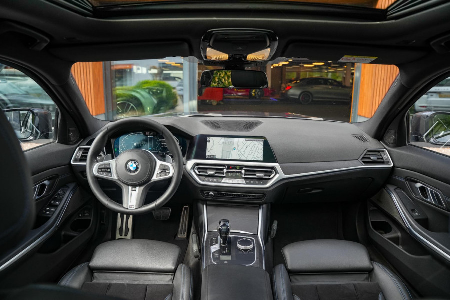 BMW 3 Serie Touring 330e High Executive M Sport Panodak Harman Kardon HUD Leer Alcantara