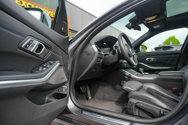 BMW 3 Serie Touring 330e High Executive M Sport Panodak Harman Kardon HUD Leer Alcantara