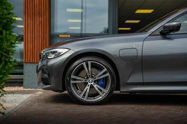 BMW 3 Serie Touring 330e High Executive M Sport Panodak Harman Kardon HUD Leer Alcantara
