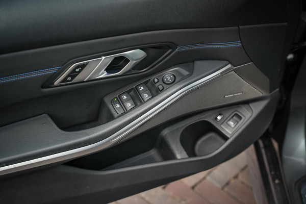 BMW 3 Serie Touring 330e High Executive M Sport Panodak Harman Kardon HUD Leer Alcantara