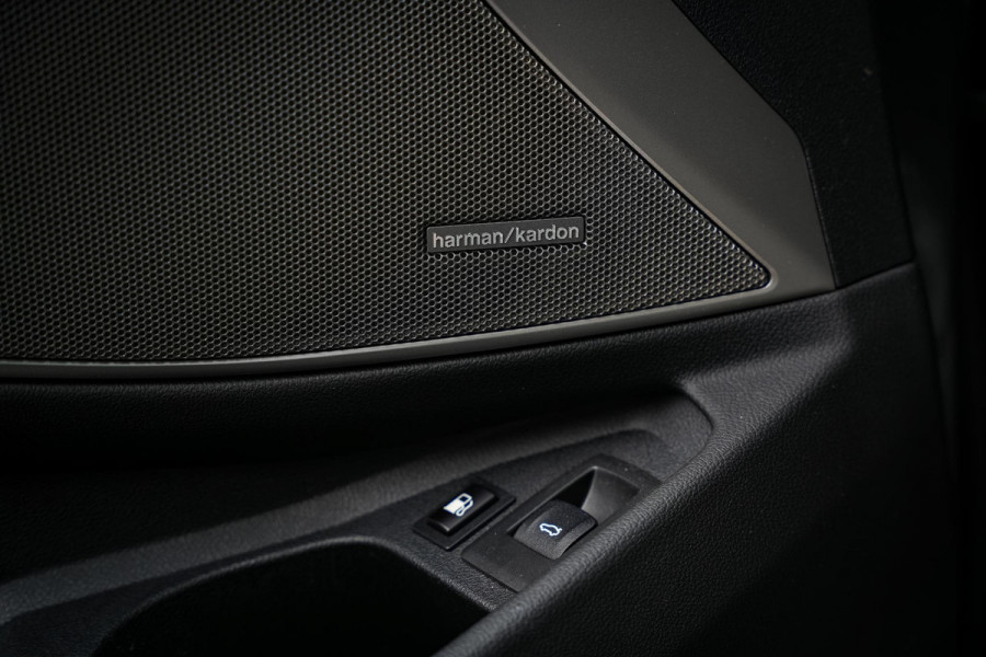 BMW 3 Serie Touring 330e High Executive M Sport Panodak Harman Kardon HUD Leer Alcantara
