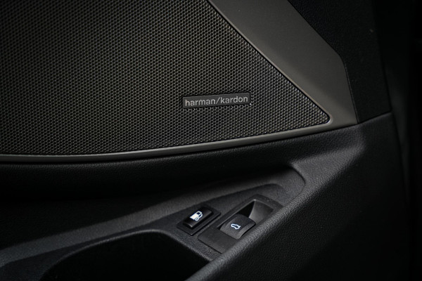 BMW 3 Serie Touring 330e High Executive M Sport Panodak Harman Kardon HUD Leer Alcantara