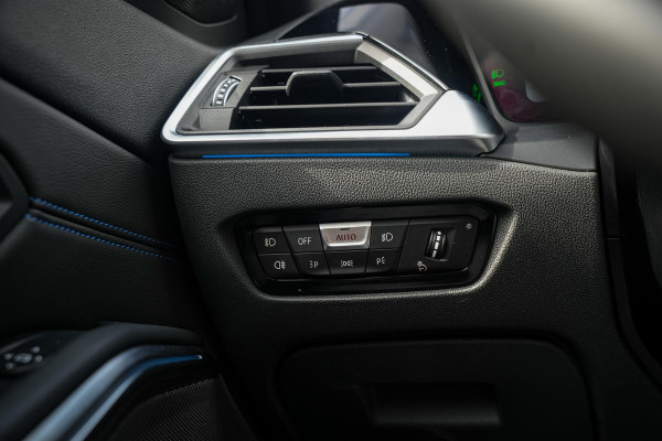 BMW 3 Serie Touring 330e High Executive M Sport Panodak Harman Kardon HUD Leer Alcantara