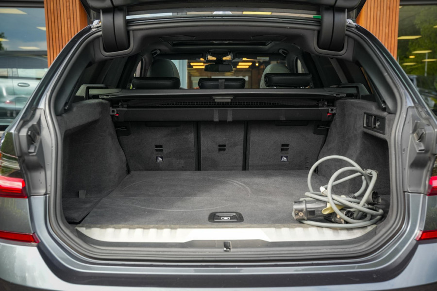 BMW 3 Serie Touring 330e High Executive M Sport Panodak Harman Kardon HUD Leer Alcantara