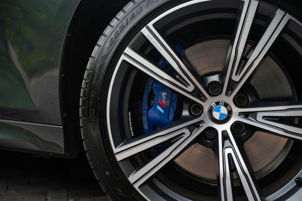 BMW 3 Serie Touring 330e High Executive M Sport Panodak Harman Kardon HUD Leer Alcantara
