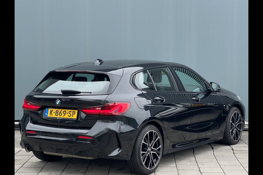BMW 1-serie BWJ 2021 | 118i 136PK High Ex. AUTOMAAT | LEER | M-PAKKET | CLIMA | NAVI | SPORTSTOELEN | 18'' LMV | STOELVERW | CARPLAY |