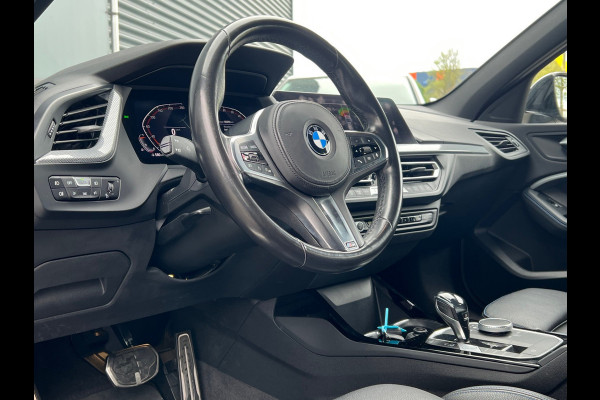 BMW 1-serie BWJ 2021 | 118i 136PK High Ex. AUTOMAAT | LEER | M-PAKKET | CLIMA | NAVI | SPORTSTOELEN | 18'' LMV | STOELVERW | CARPLAY |