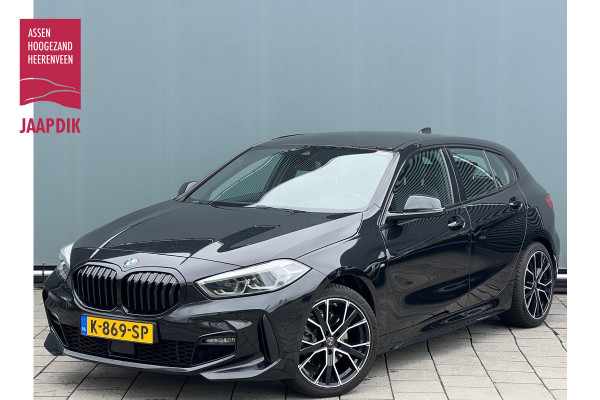 BMW 1-serie BWJ 2021 | 118i 136PK High Ex. AUTOMAAT | LEER | M-PAKKET | CLIMA | NAVI | SPORTSTOELEN | 18'' LMV | STOELVERW | CARPLAY |