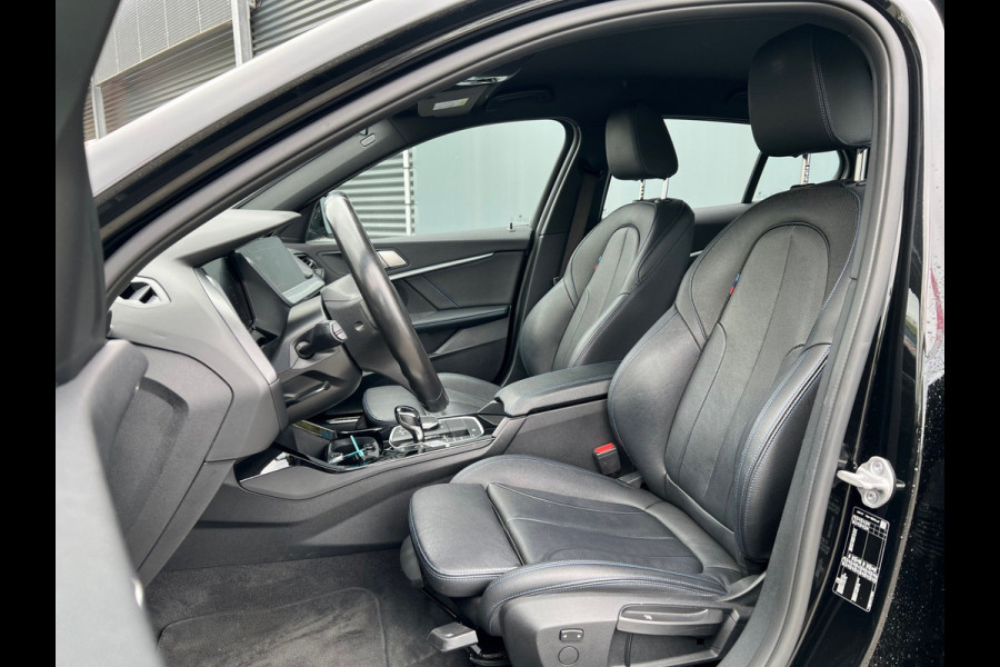 BMW 1-serie BWJ 2021 | 118i 136PK High Ex. AUTOMAAT | LEER | M-PAKKET | CLIMA | NAVI | SPORTSTOELEN | 18'' LMV | STOELVERW | CARPLAY |