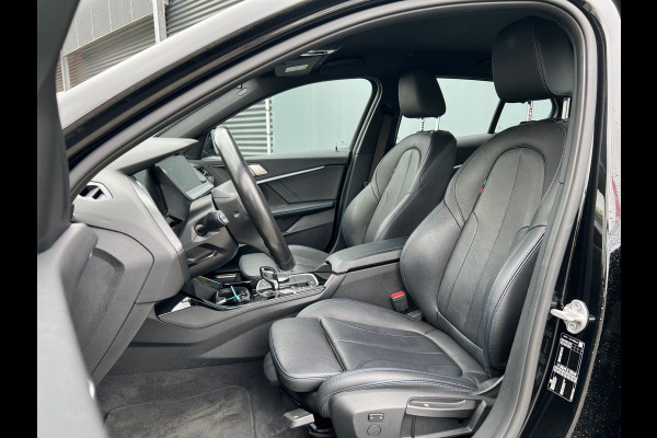 BMW 1-serie BWJ 2021 | 118i 136PK High Ex. AUTOMAAT | LEER | M-PAKKET | CLIMA | NAVI | SPORTSTOELEN | 18'' LMV | STOELVERW | CARPLAY |
