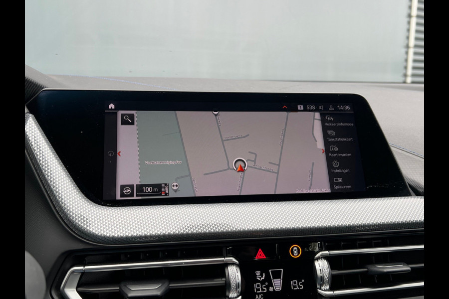 BMW 1-serie BWJ 2021 | 118i 136PK High Ex. AUTOMAAT | LEER | M-PAKKET | CLIMA | NAVI | SPORTSTOELEN | 18'' LMV | STOELVERW | CARPLAY |