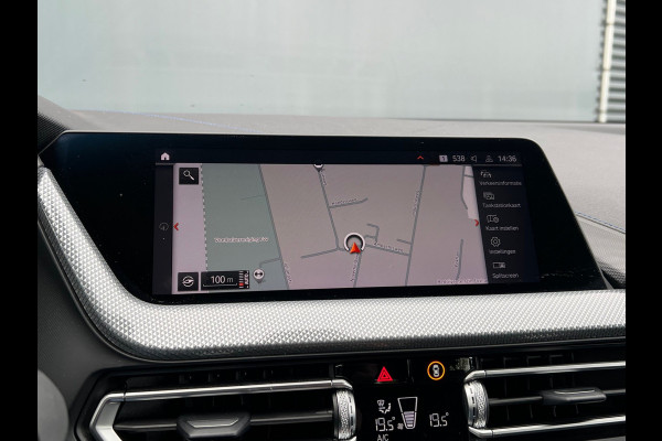 BMW 1-serie BWJ 2021 | 118i 136PK High Ex. AUTOMAAT | LEER | M-PAKKET | CLIMA | NAVI | SPORTSTOELEN | 18'' LMV | STOELVERW | CARPLAY |