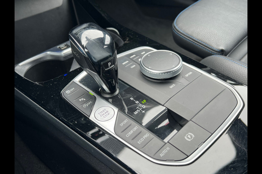 BMW 1-serie BWJ 2021 | 118i 136PK High Ex. AUTOMAAT | LEER | M-PAKKET | CLIMA | NAVI | SPORTSTOELEN | 18'' LMV | STOELVERW | CARPLAY |