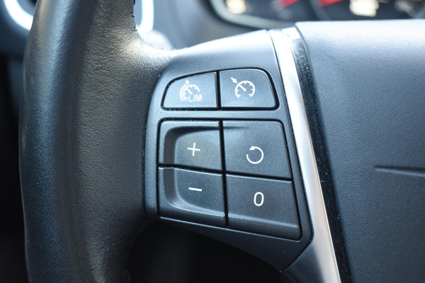 Volvo V40 T2 122PK Automaat Inscription / Navigatie / Stoelverwarming / Achteruitrijcamera / LED koplampen / Parkeersensoren / Cruise Control