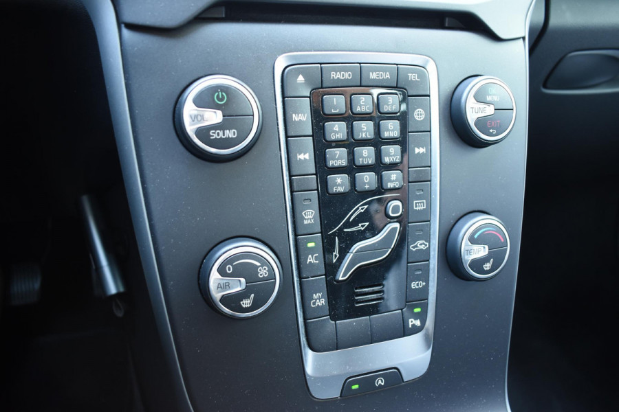 Volvo V40 T2 122PK Automaat Inscription / Navigatie / Stoelverwarming / Achteruitrijcamera / LED koplampen / Parkeersensoren / Cruise Control