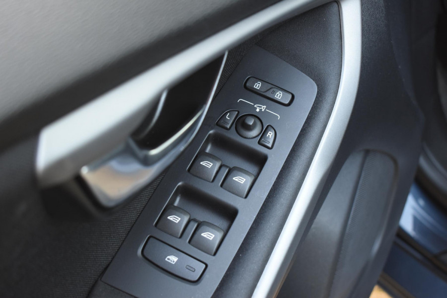 Volvo V40 T2 122PK Automaat Inscription / Navigatie / Stoelverwarming / Achteruitrijcamera / LED koplampen / Parkeersensoren / Cruise Control