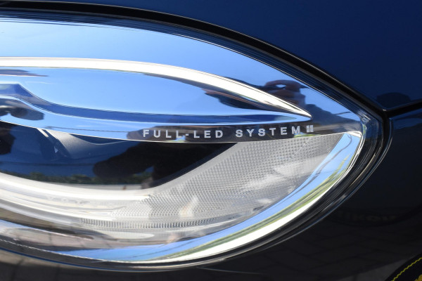 Volvo V40 T2 122PK Automaat Inscription / Navigatie / Stoelverwarming / Achteruitrijcamera / LED koplampen / Parkeersensoren / Cruise Control