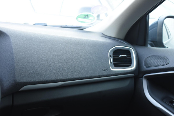 Volvo V40 T2 122PK Automaat Inscription / Navigatie / Stoelverwarming / Achteruitrijcamera / LED koplampen / Parkeersensoren / Cruise Control
