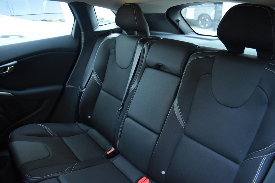 Volvo V40 T2 122PK Automaat Inscription / Navigatie / Stoelverwarming / Achteruitrijcamera / LED koplampen / Parkeersensoren / Cruise Control