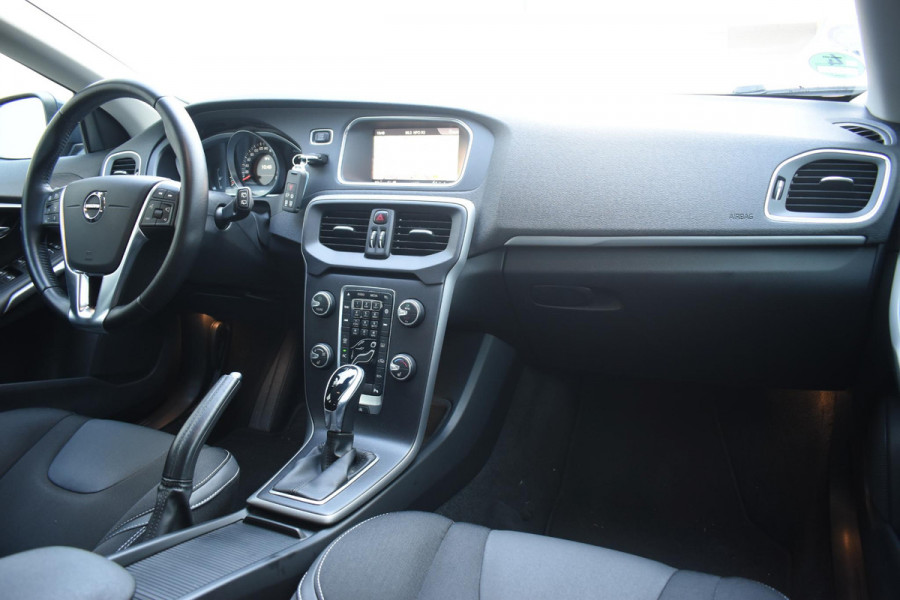 Volvo V40 T2 122PK Automaat Inscription / Navigatie / Stoelverwarming / Achteruitrijcamera / LED koplampen / Parkeersensoren / Cruise Control