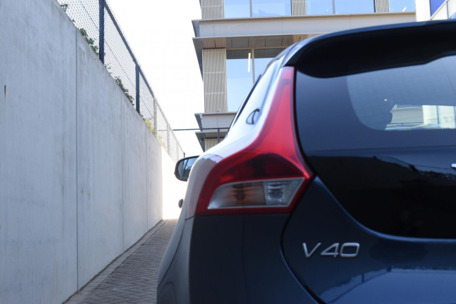 Volvo V40 T2 122PK Automaat Inscription / Navigatie / Stoelverwarming / Achteruitrijcamera / LED koplampen / Parkeersensoren / Cruise Control